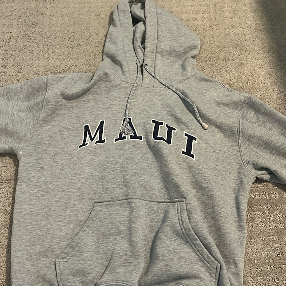 This is a maui hoodie! It is a small/medium. Super comfy and cute!